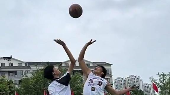 矣进宏晒校园公益行：努力在天赋面前一文不值