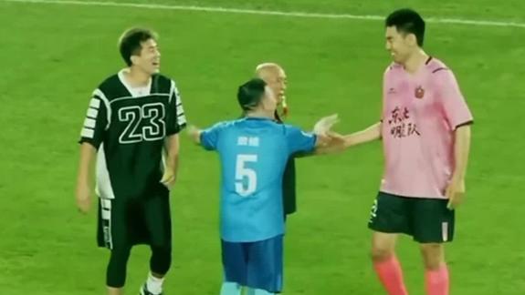 跨界足球!艾伦大韩搞笑合集 手罚点球熊抱晓旭