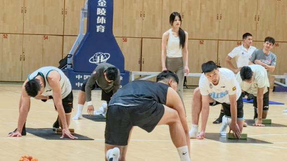 美女教练带教!山东男篮瑜伽训练 谁身体最柔软