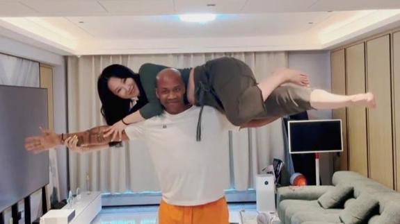  秀恩爱！马布里夫妻日常：80岁照样把你举起来