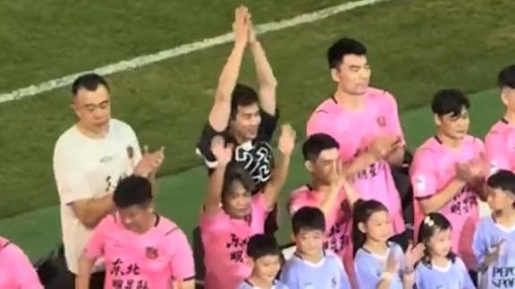  郭艾伦打足球好吓人！被赵四黄牌+被李晓旭飞踹