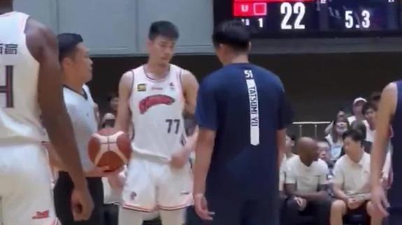 穿上球衣了！张镇麟随队出战热身赛迎上海首秀