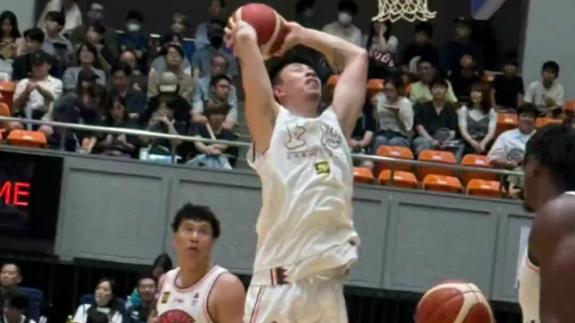 助队逆转日本球队！张镇麟上海首秀12+5+6