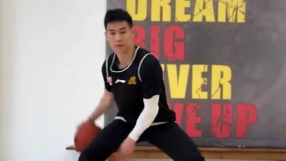  广厦球员林秉圣晒休赛期训练动态：单球运球练习