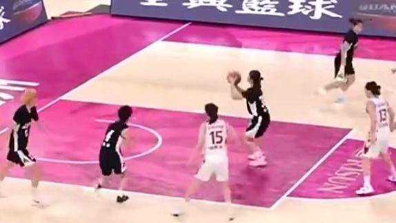  故意还是不小心？河北女篮球员竟向本方篮筐投篮
