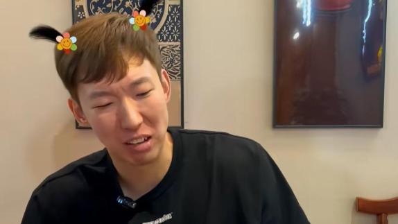 痛苦面具！周琦挑战北京小吃：我吃的地方不对？