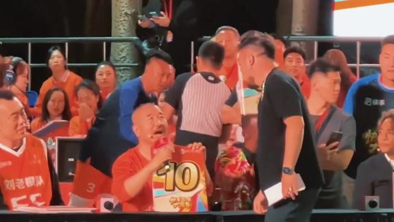 活久见!宋小宝串场当篮球教练 韩德君成陪衬