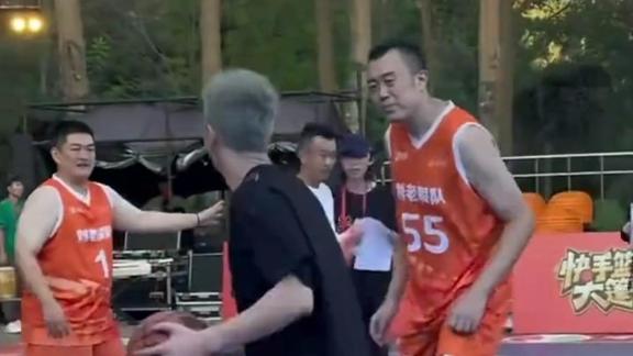 郭艾伦韩德君同场竞技欢乐互动 赵本山场边观看