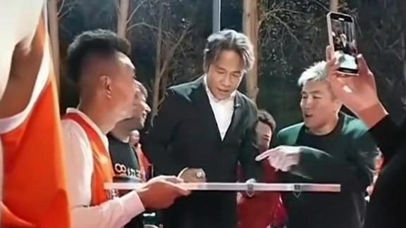 宋小宝站凳子画战术逗乐韩德君 郭艾伦一把抱下
