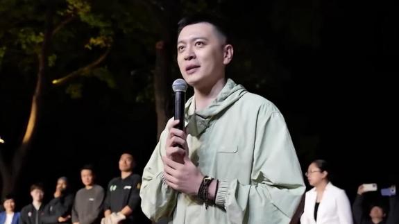 辽篮夜游！赵继伟搞怪出镜 张陈治锋品特色奶茶