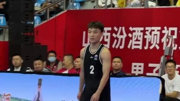 什么反应速度？徐杰外线三分出手瞬移禁区摘板