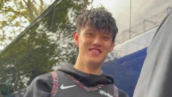 快速融入球队！曾凡博穿篮网球衣与队友嬉笑交谈