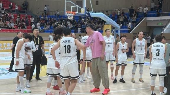 向全队关心致意！杜锋与黄思静杨力维赛后热聊