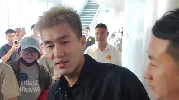 天生社牛！郭艾伦扫楼被围观 笑问球迷借洗发水