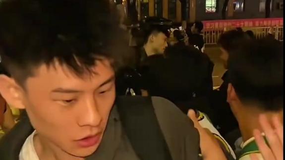  遭球迷错认不放手！王岚嵚大喊：我不是鄢手骐！