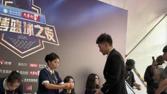  这套西装你给几分？孙铭徽抵达微博篮球之夜会场