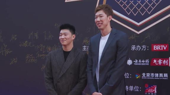  周琦红毯搞笑模仿雷蒙投篮 称默契搭档是翟晓川