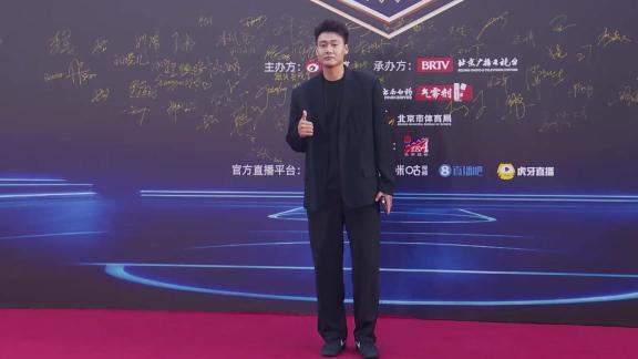  中国男篮队长闪亮登场！赵睿ootd主打随意舒服