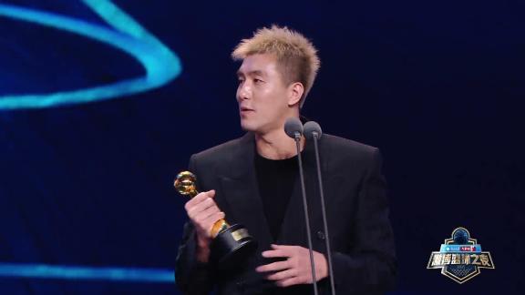  年度榜样球员！郭艾伦：以后人多点给大家唱歌