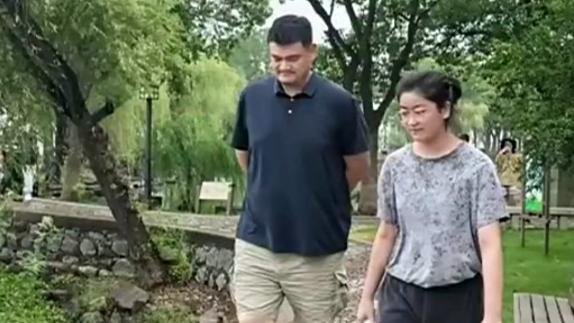 欢度假期！姚明一家现身苏州 女儿身高近2米