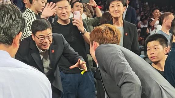  周琦现身NBA中国赛 与中国篮协主席郭振明交流