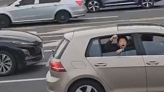  令人动容！亚泰小球迷降车窗唱助威歌为球队加油