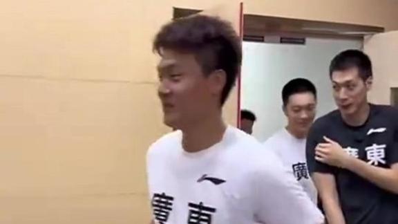  泪目！广东全运男篮出场 赵睿高喊经典口号