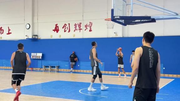 韩德君回归辽篮备战全运 杨鸣场边指导连声鼓励