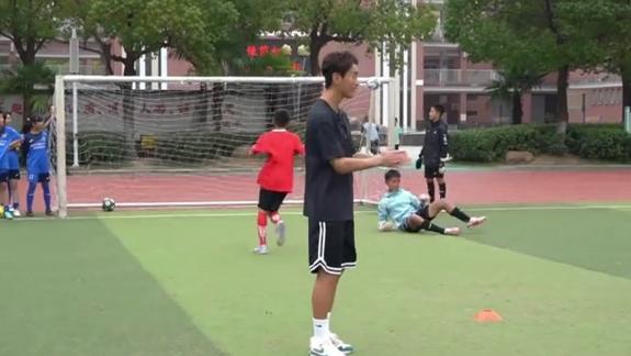  韦世豪校园行勉励家乡小球迷：希望你们完成梦想