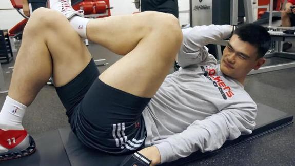 姚明NBA时期训练强度:时长4小时猛练力量