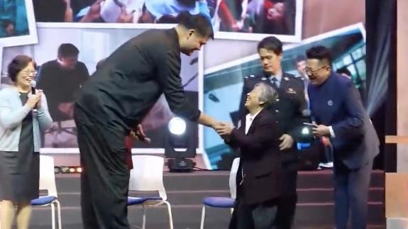 人生加法!姚明参加母校校庆:深情拥抱小学老师