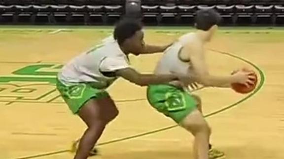 打服!林葳俄勒冈大学训练中一步撞开队友打进