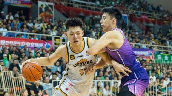 张陈治锋:作为年轻人要富有激情 积极拼抢篮板