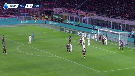 误打误撞！米兰角球罚到恩昆库身上弹到立柱