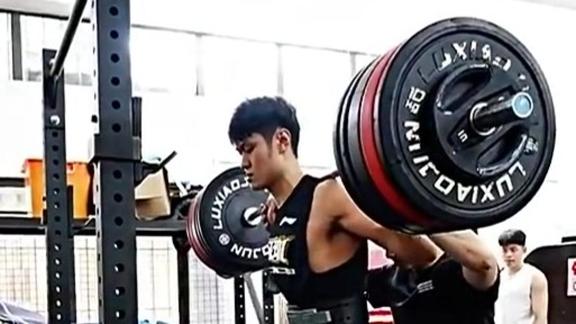 年轻力壮！深圳男篮王浩然加入深蹲180kg俱乐部