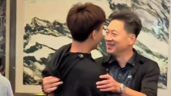 好久不见！赵睿和李春江指导拥抱寒暄