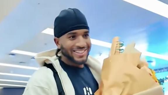 场均20.7分8.4板！山东外援克里斯飞抵中国