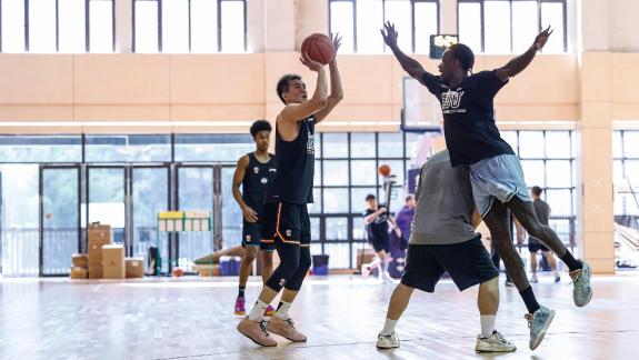 备战新赛季！郭艾伦遭血帽配文：年轻人不讲武德