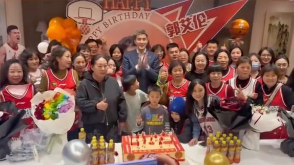 郭艾伦生日快乐！吃草莓蛋糕 与球迷一起庆生