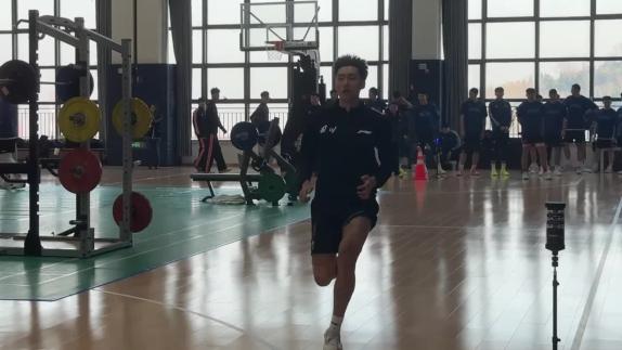 摸高+四分之三场地冲刺！现场直击四川男篮体测