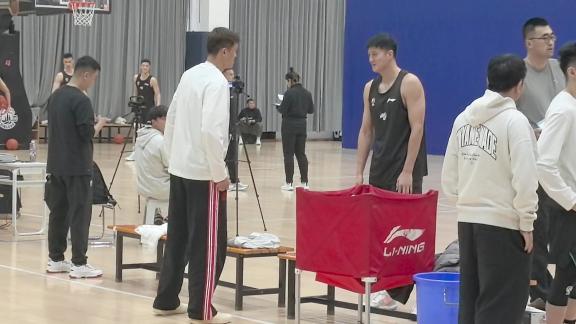  刺探军情？周鹏李慕豪场边观看宁波队投篮测试