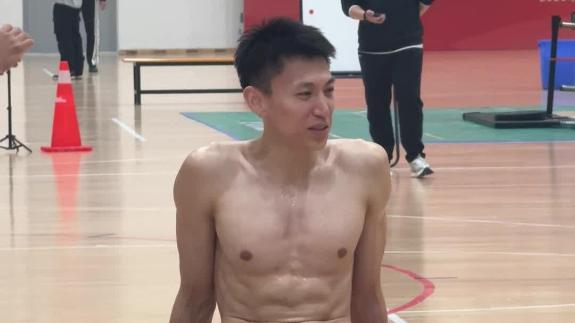  瞧瞧这身材！刘晓宇体测结束大秀肌肉