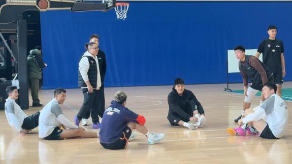  排排坐！陈国豪领衔广州众将听郭艾伦讲故事