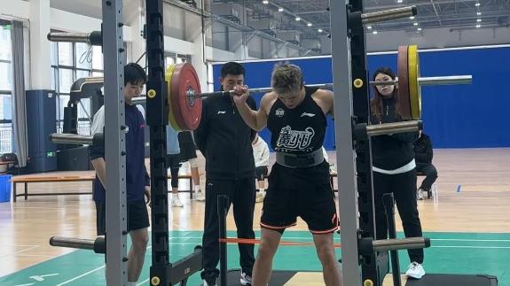  郭艾伦满分深蹲！时间截止前完成20个