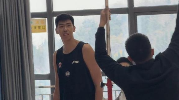  看看啥叫天赋！许昕原地摸高直接爆表