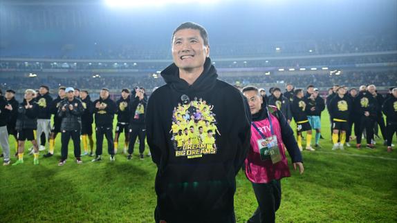  欢送邵佳一指导！球迷送别歌声唱响在大学城体育场