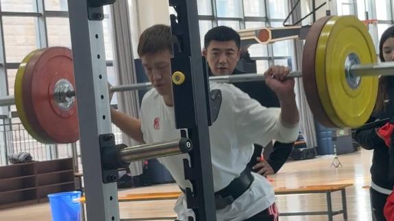  老将宝刀未老！周鹏完成深蹲测试轻松如喝水