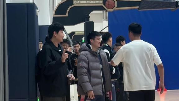  展示好人缘！顾全等昔日弟子跟邱彪指导亲切交谈