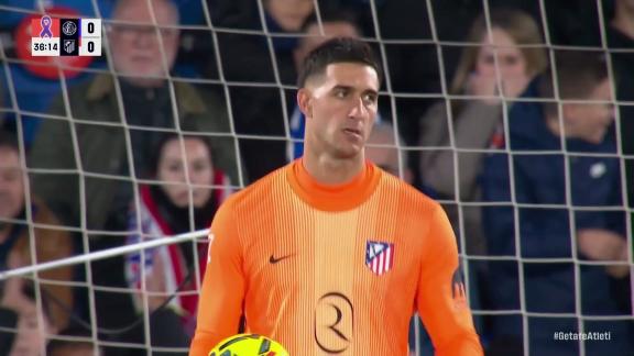 颇具威胁！马约拉尔禁区抢点头球被穆索抱住