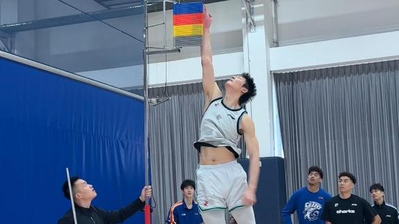  上海体测原地起跳摸高：王哲林轻松摸过3米40